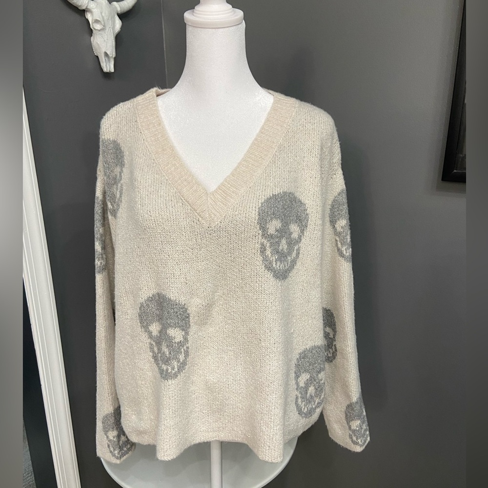 PINK REPUBLIC women’s soft comfy sweater with skulls. Size L